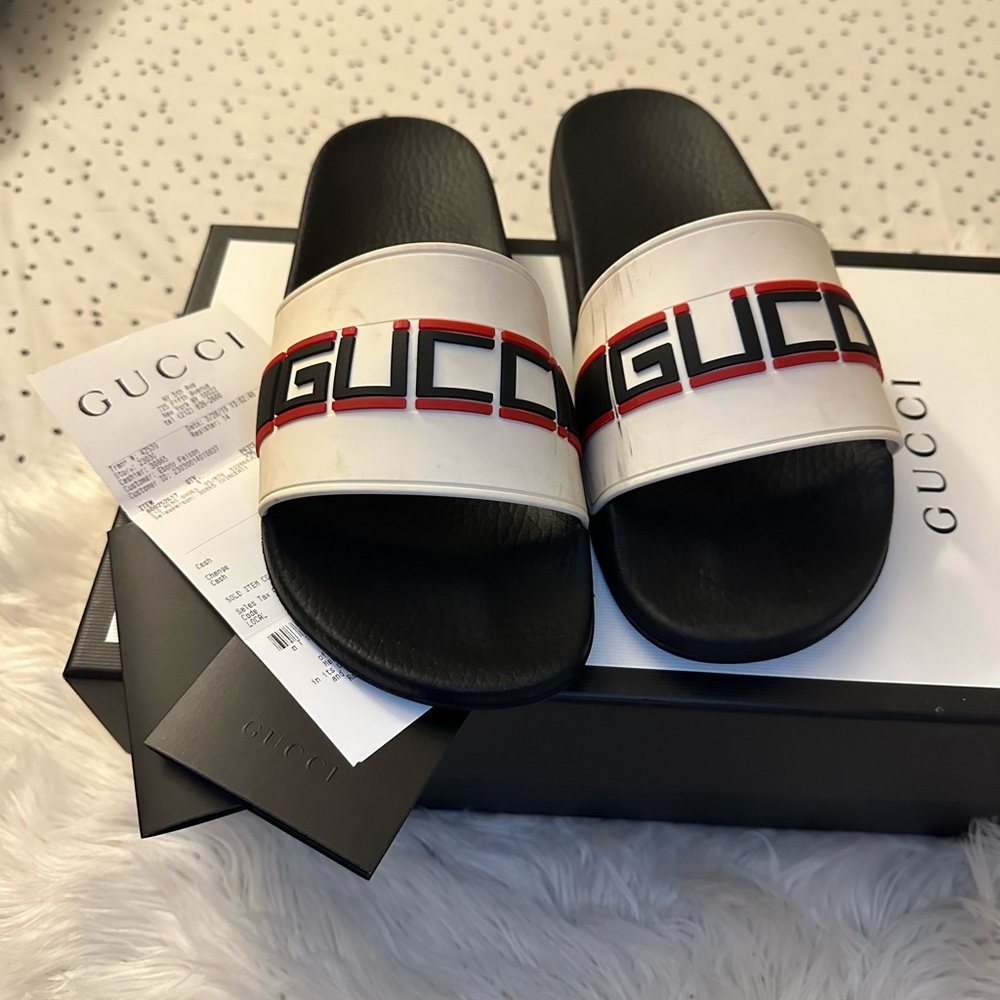 GUCCI SLIDES.